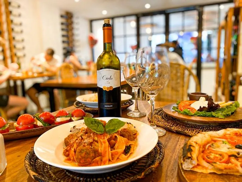 Red Tomato Restaurant