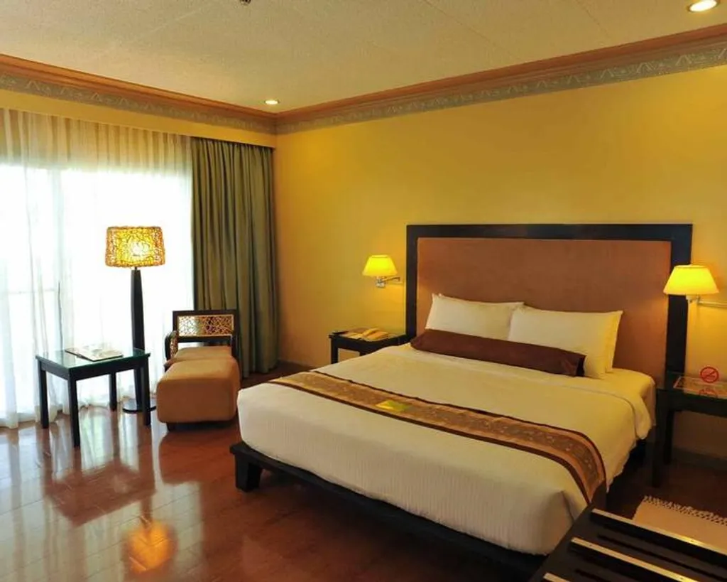 Waterfront Insular Hotel