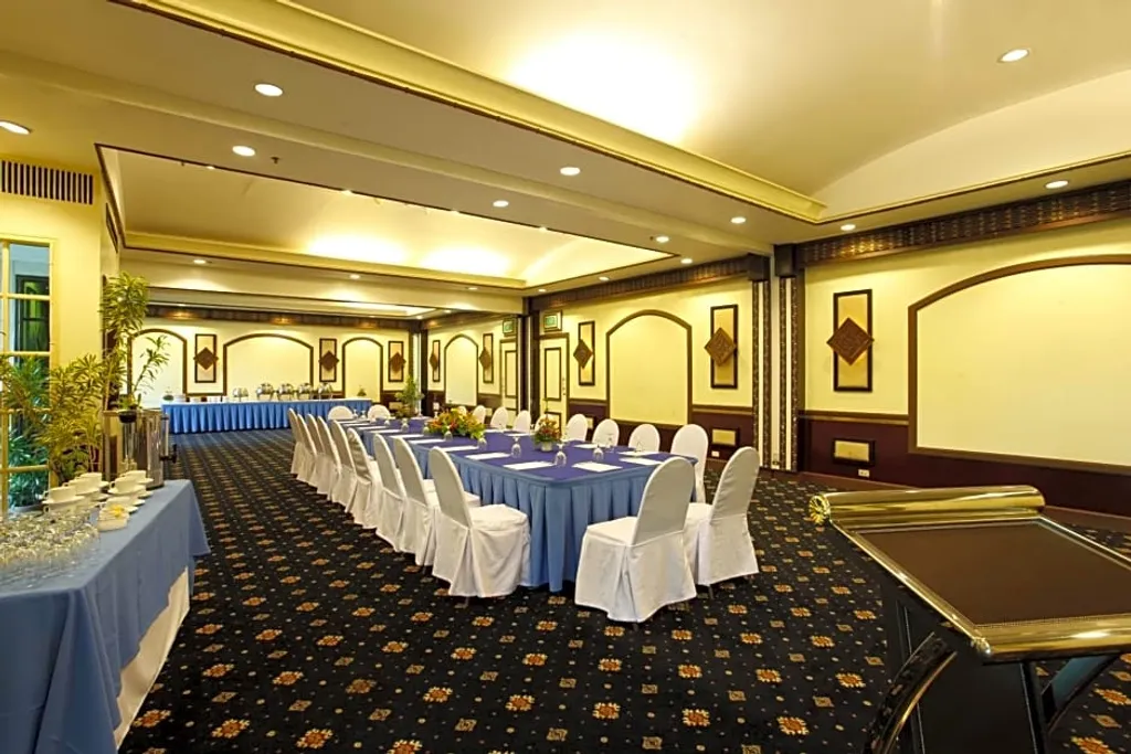 Waterfront Insular Hotel