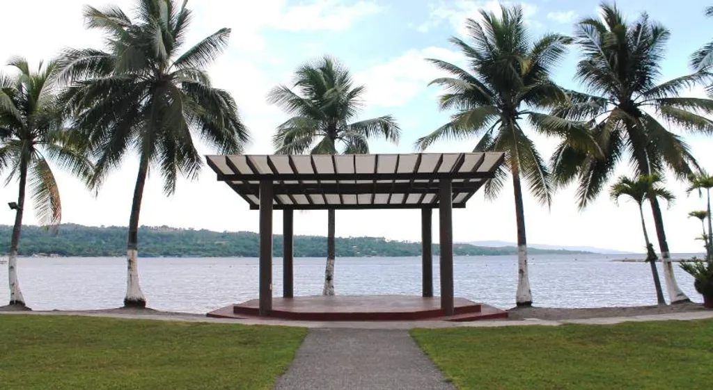 Waterfront Insular Hotel