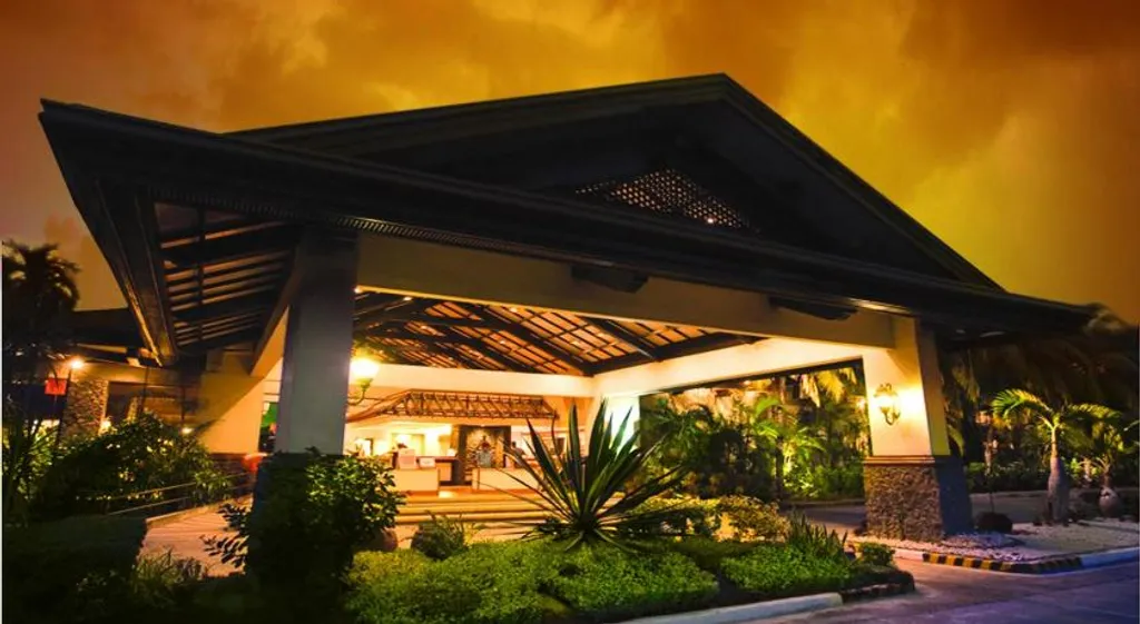 Waterfront Insular Hotel